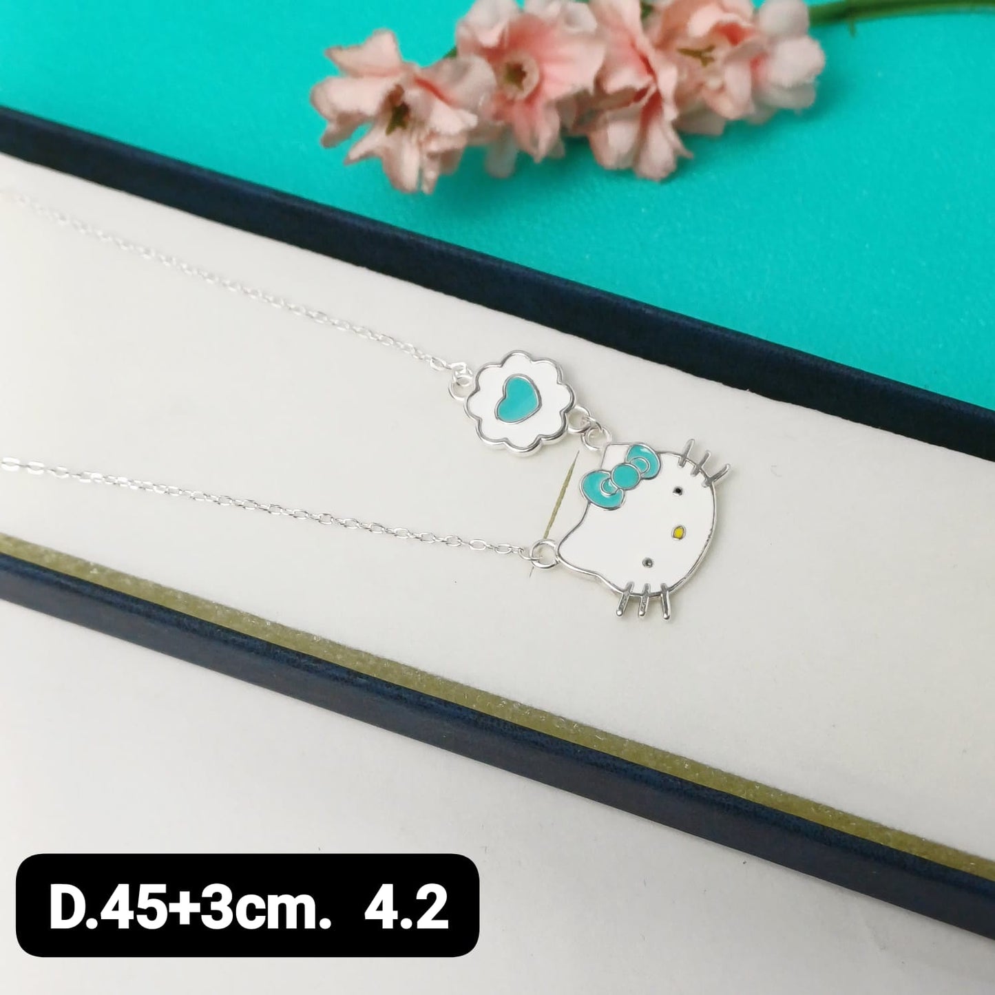 Gargantilla de hello kitty con un corazón