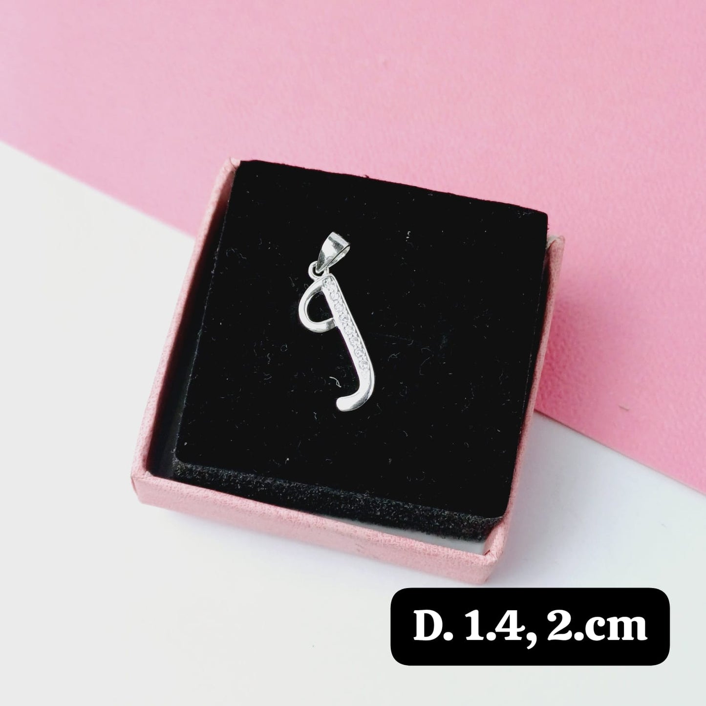Dije de inicial "J"