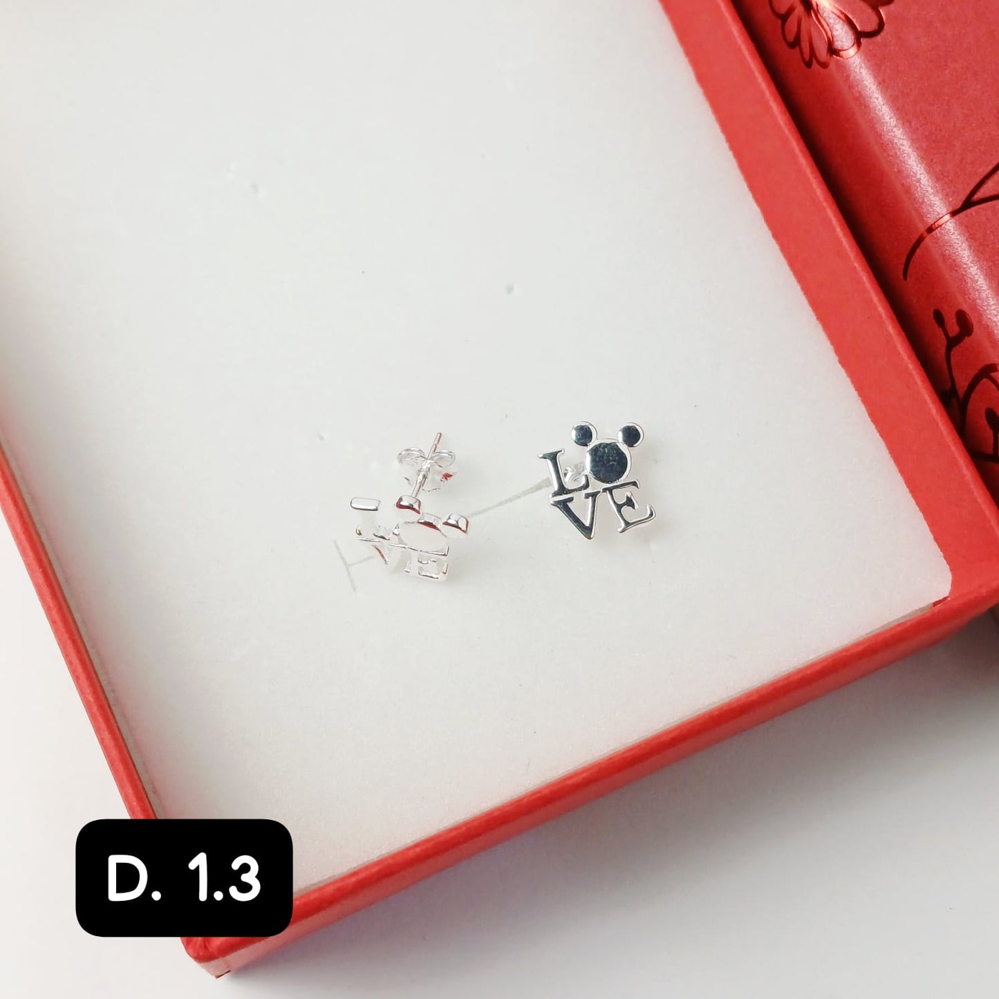 Arete pegado "love "