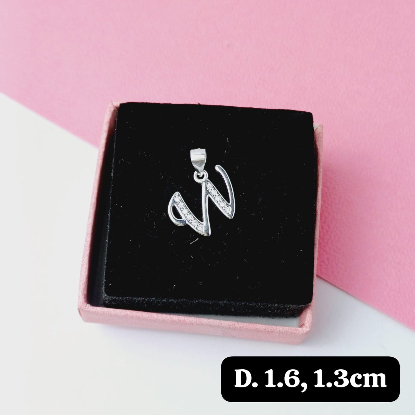 Dije de inicial "W"