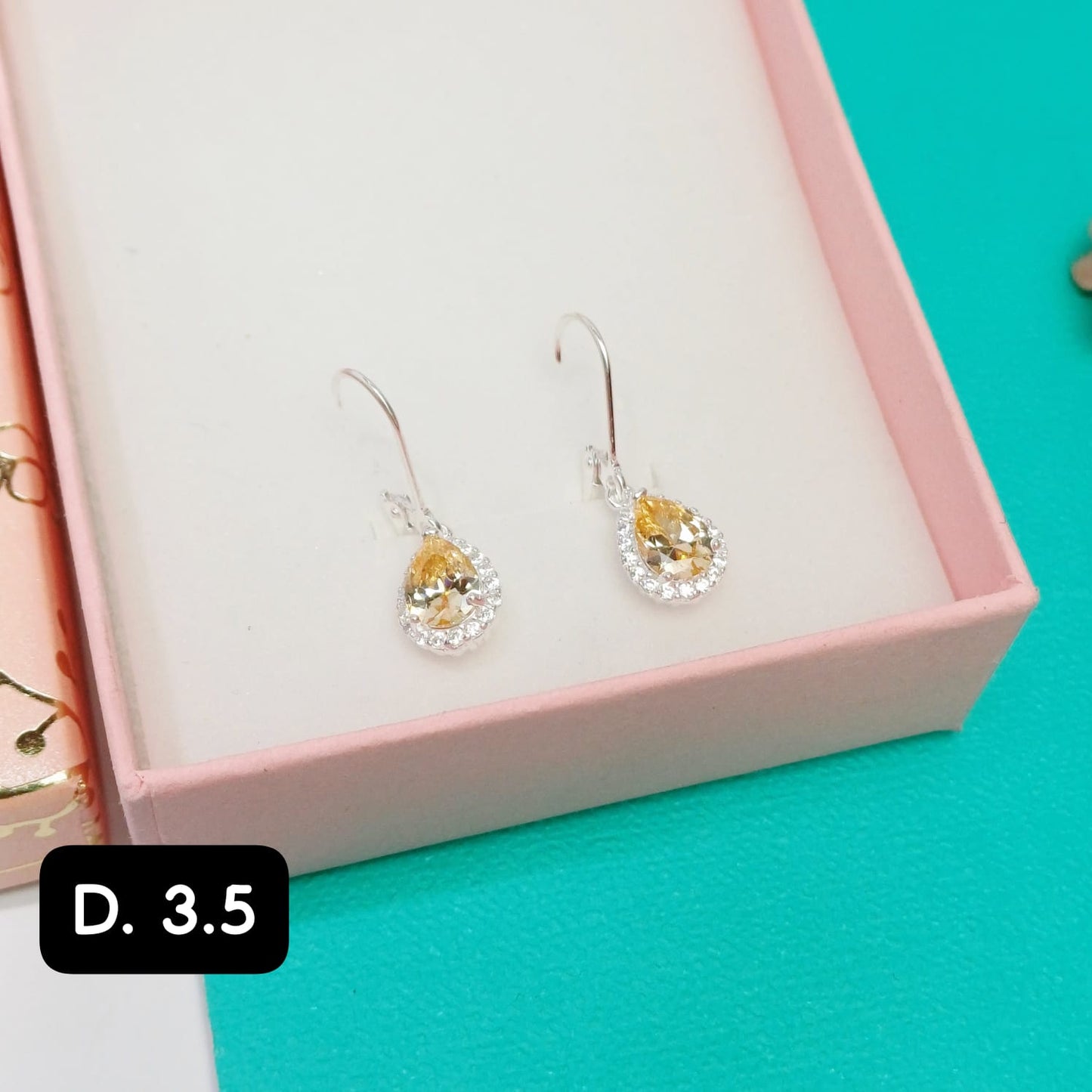 Arete de diseño de lágrima