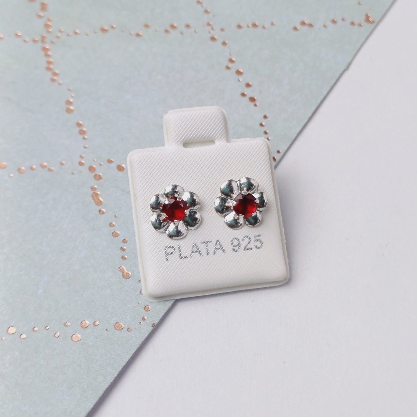 P1105_36  - aretes de broquel  de flor con zirconia roja.