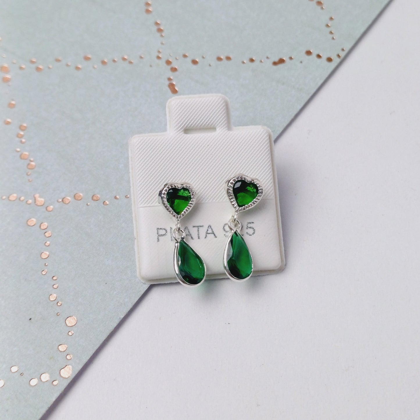 P1008_52  - aretes de broquel de corazón con lagrima zirconia verde esmeralda.