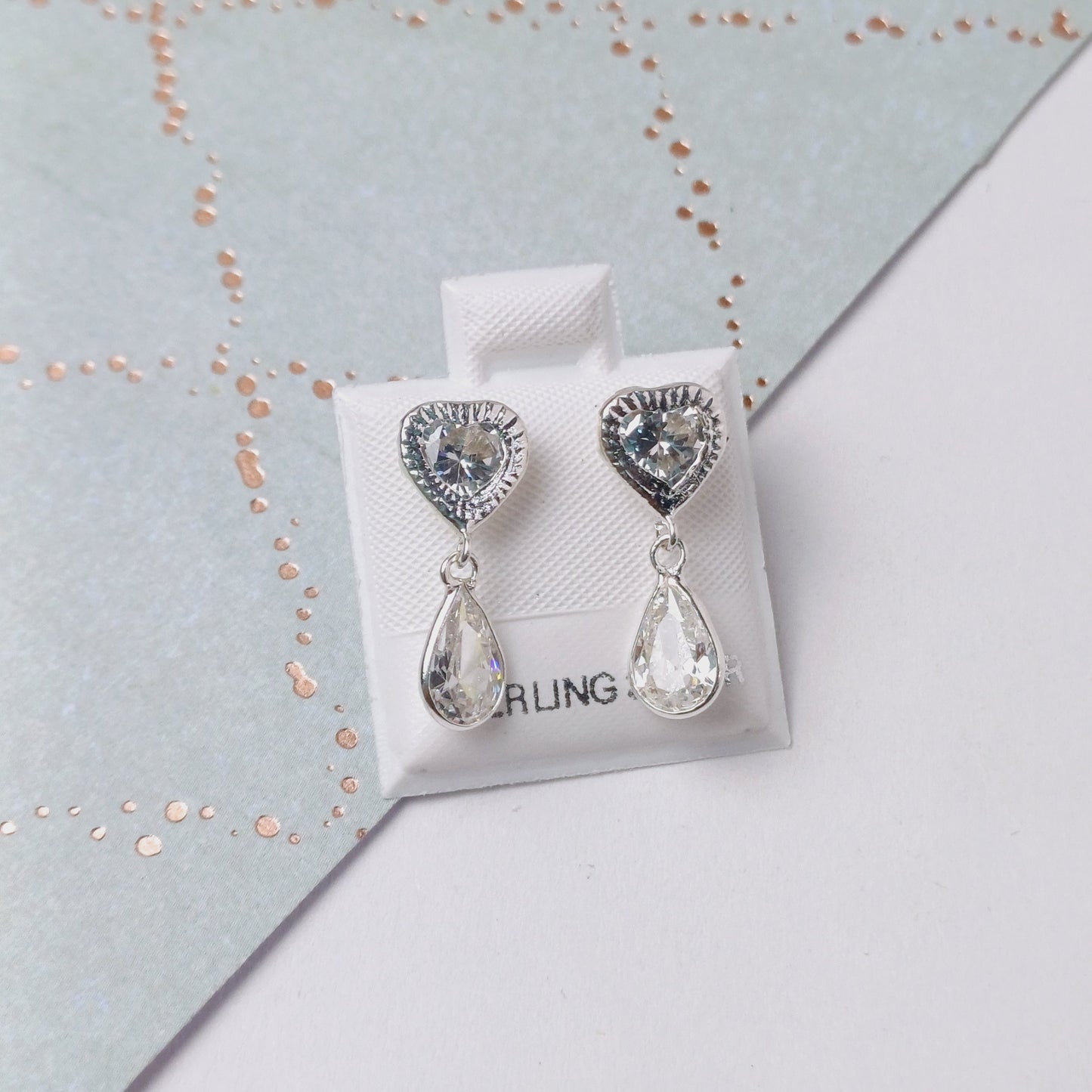 P1012_59  - aretes de broquel de corazón con lagrima zirconia blanca.