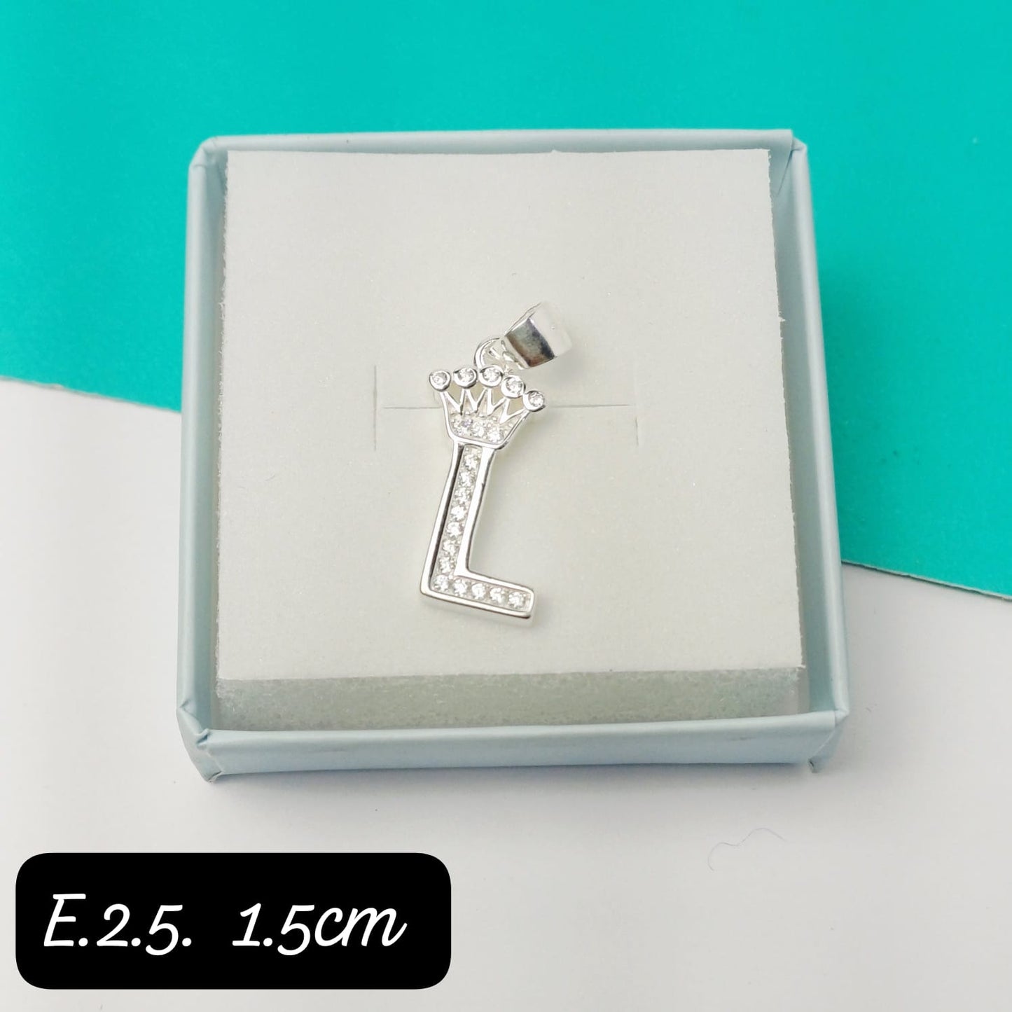 Dije de inicial "L"