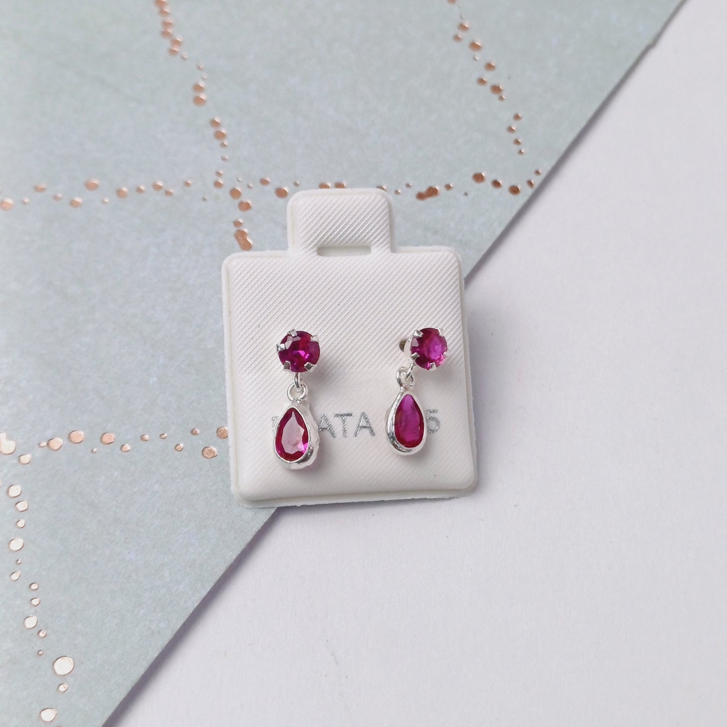 P1048_44  - aretes de broquel con lagrima zirconia fucsia.