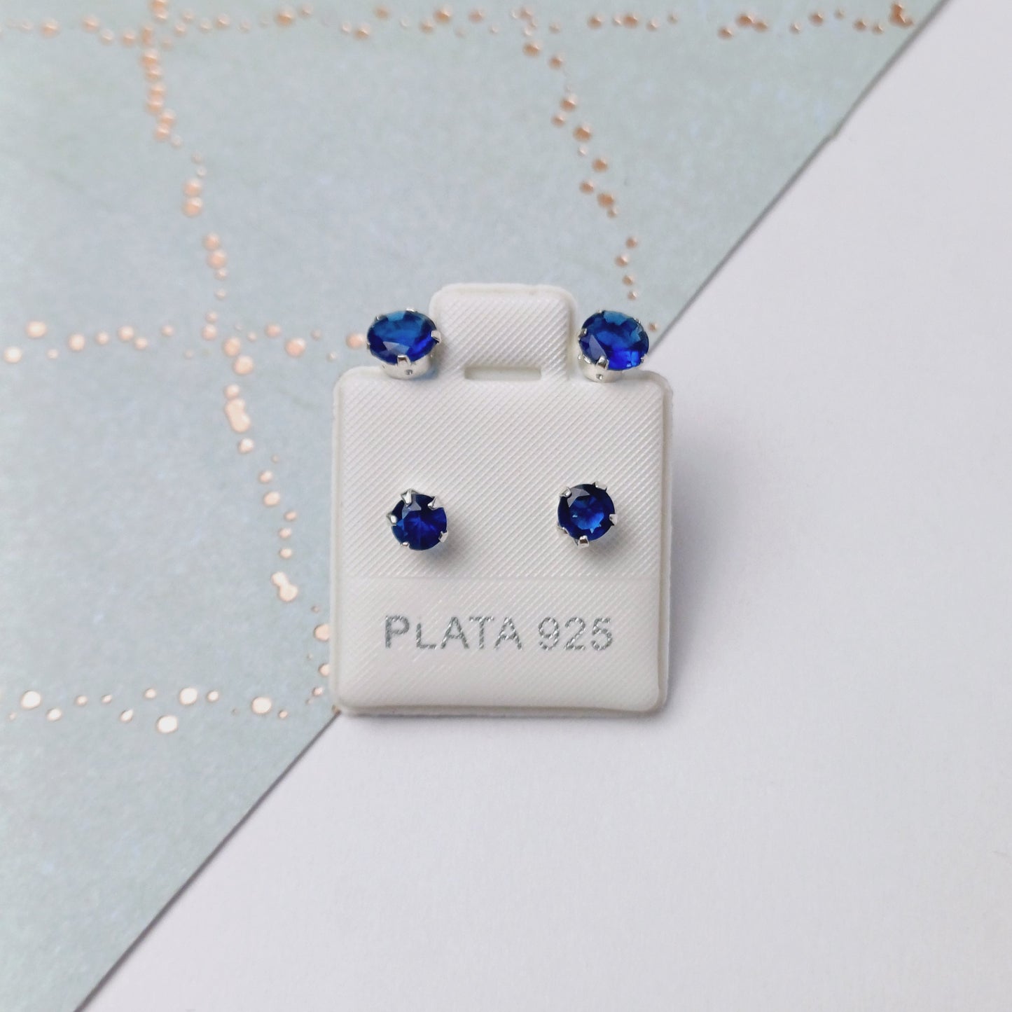 P1053_39  - aretes de broquel tipo teléfono con zirconia azul.