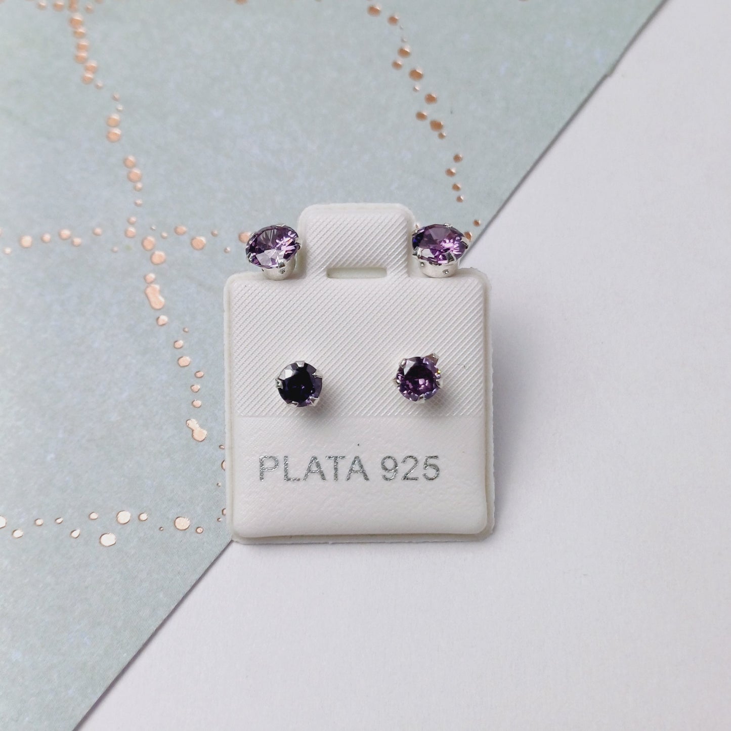 P1053_39  - aretes de broquel tipo teléfono con zirconia morada.