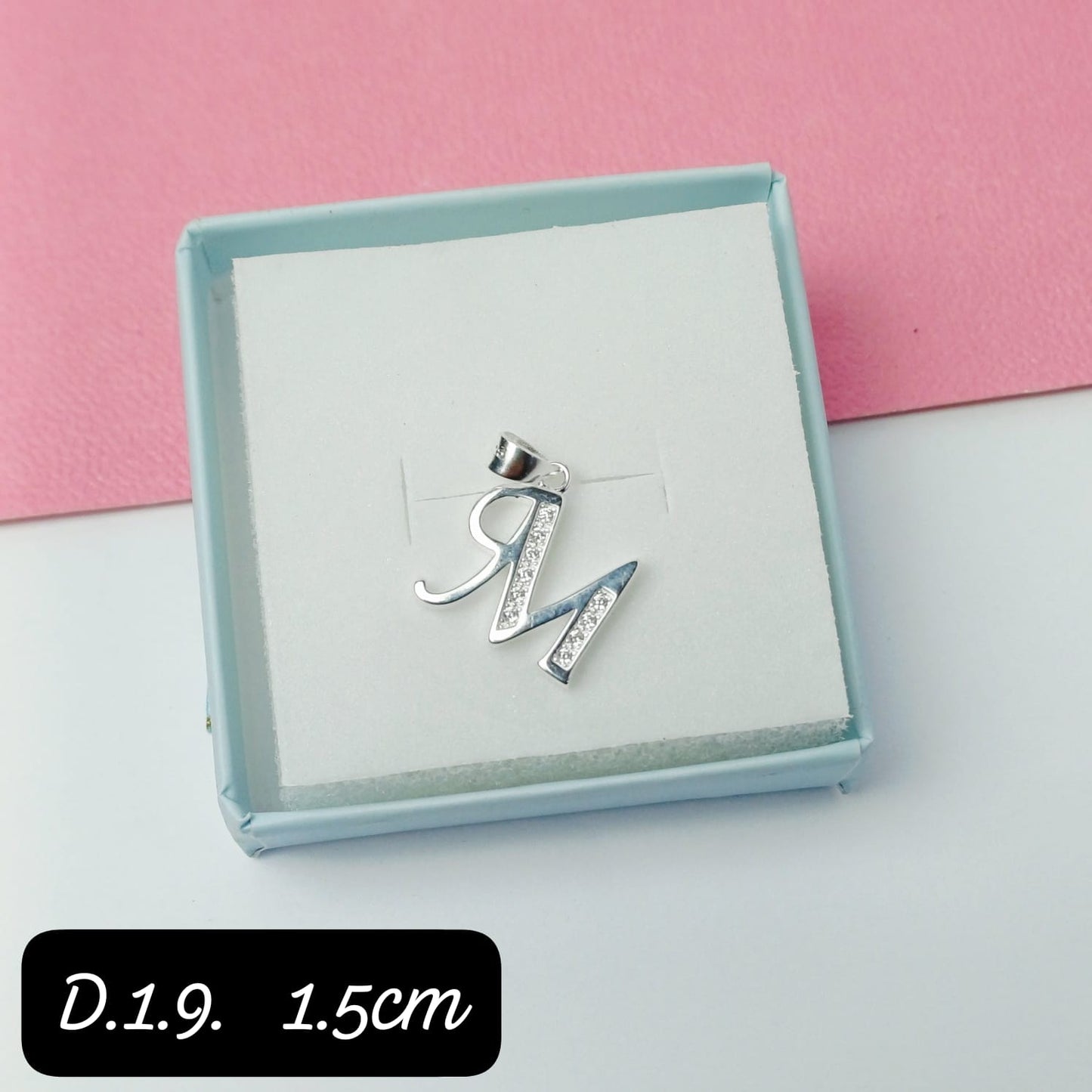 Dije de inicial "M"