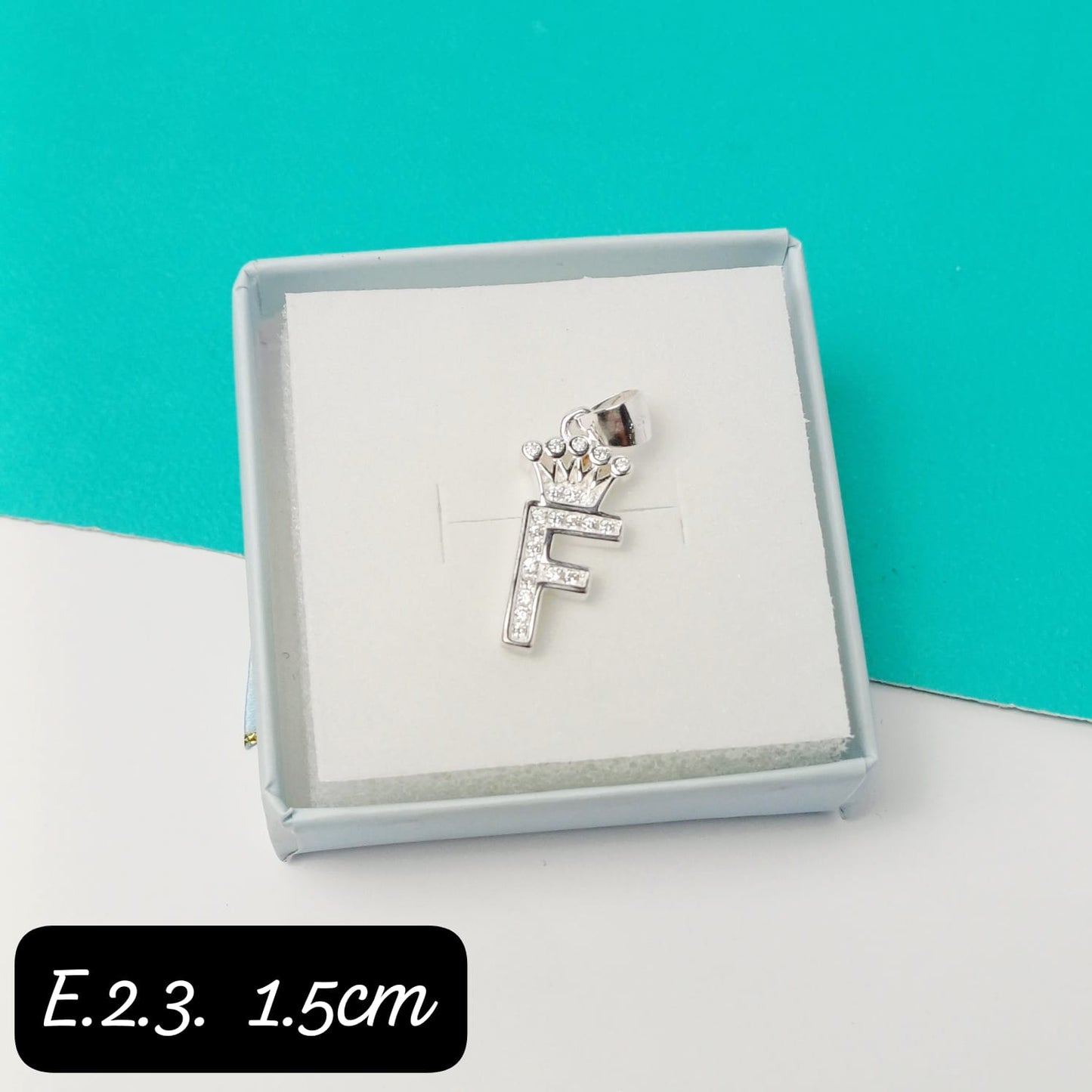 Dije de inicial "F"