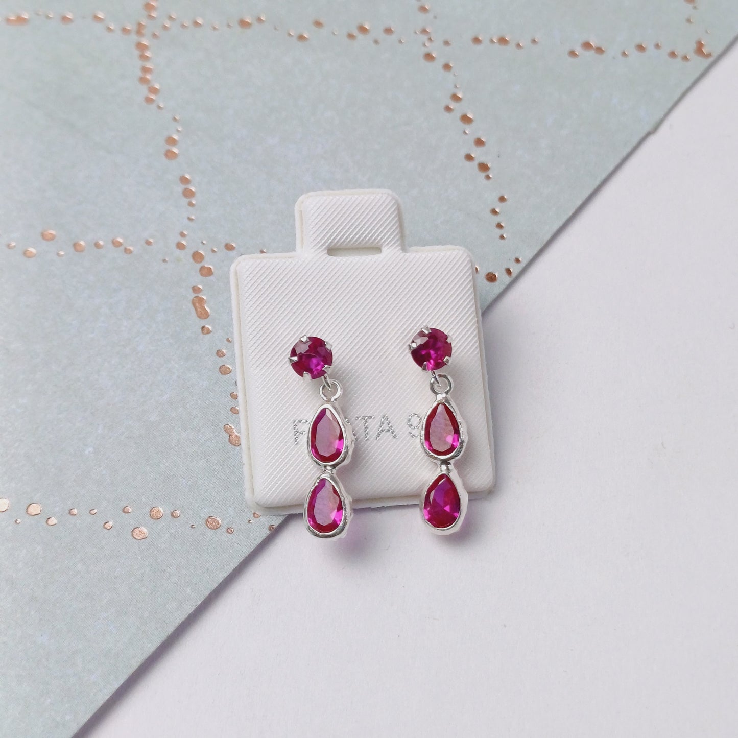 P1047_62 - aretes de broquel con 2 lagrima zirconia fucsia.