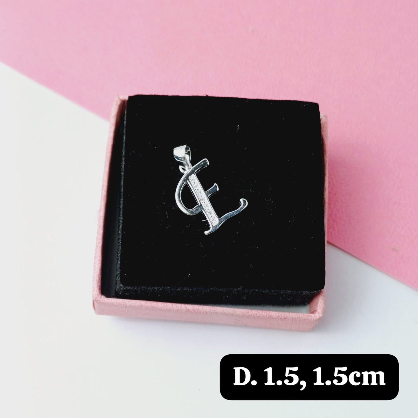 Dije de inicial a "E"