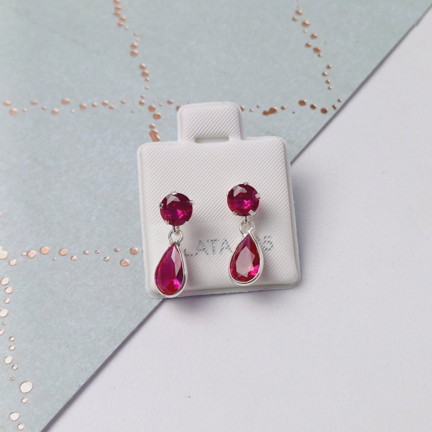 P1051_51  - aretes de broquel de lagrima con zirconia fucsia.