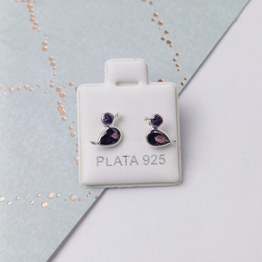 P1098_74  - aretes de broquel de pato con zirconia morada.