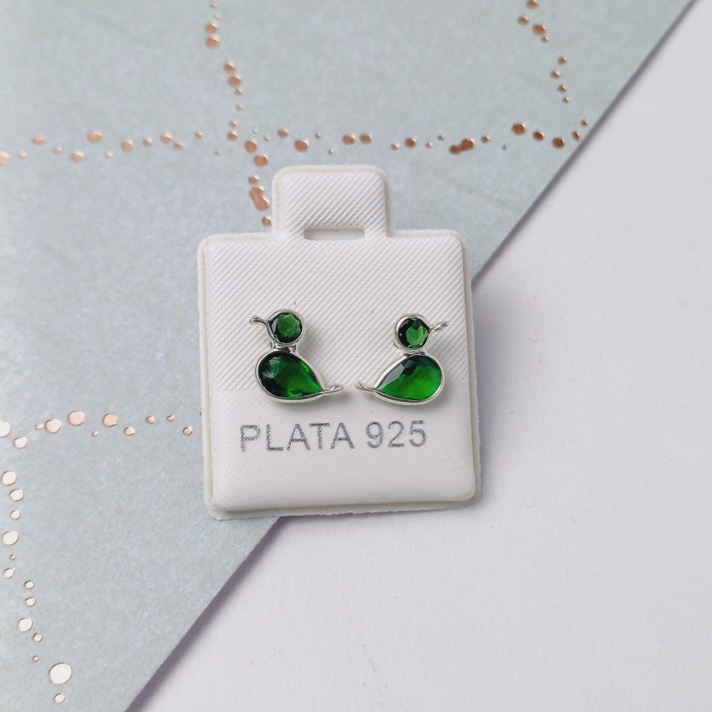 P1098_74  - aretes de broquel de pato con zirconia verde esmeralda.