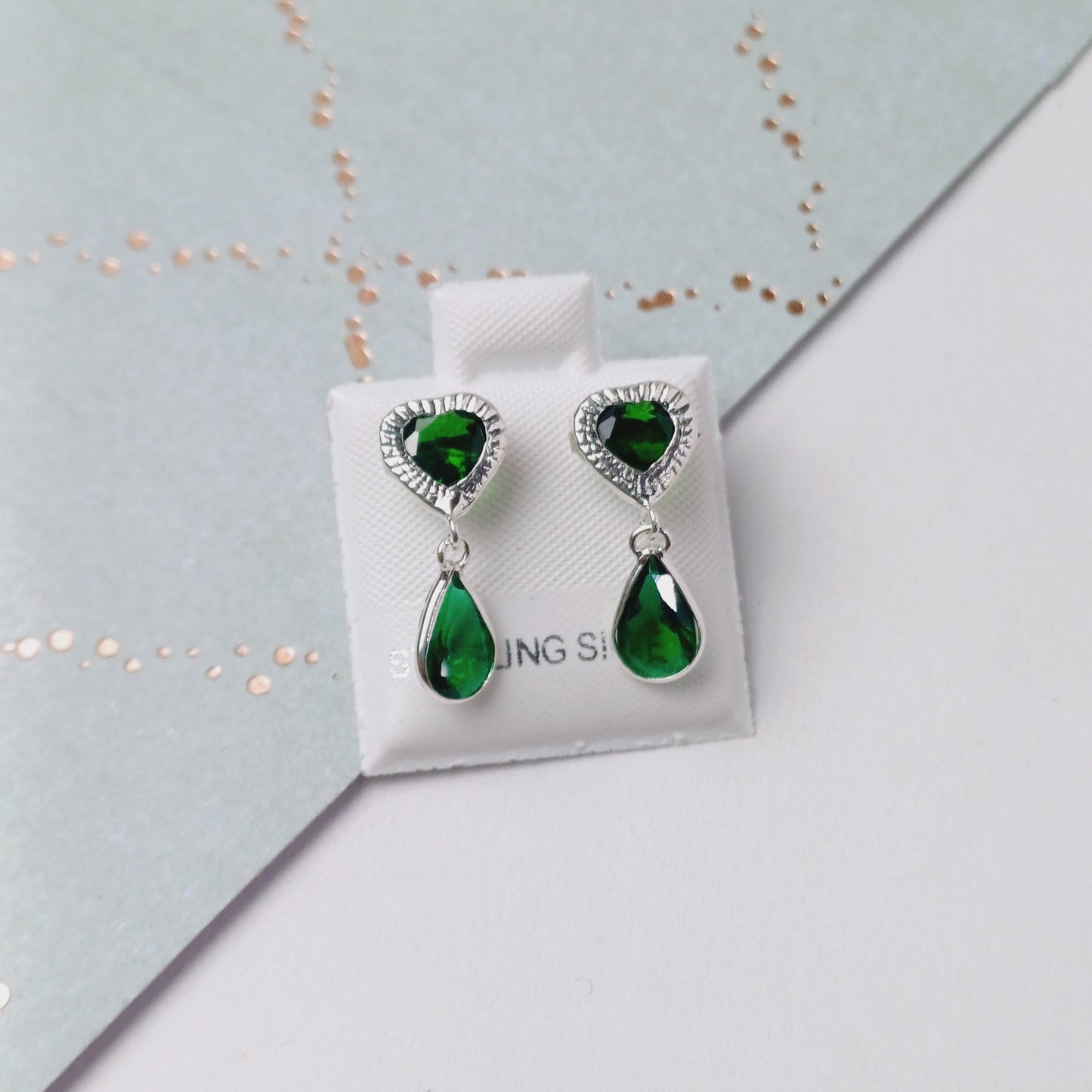 P1012_59  - aretes de broquel de corazón con lagrima zirconia verde esmeralda.