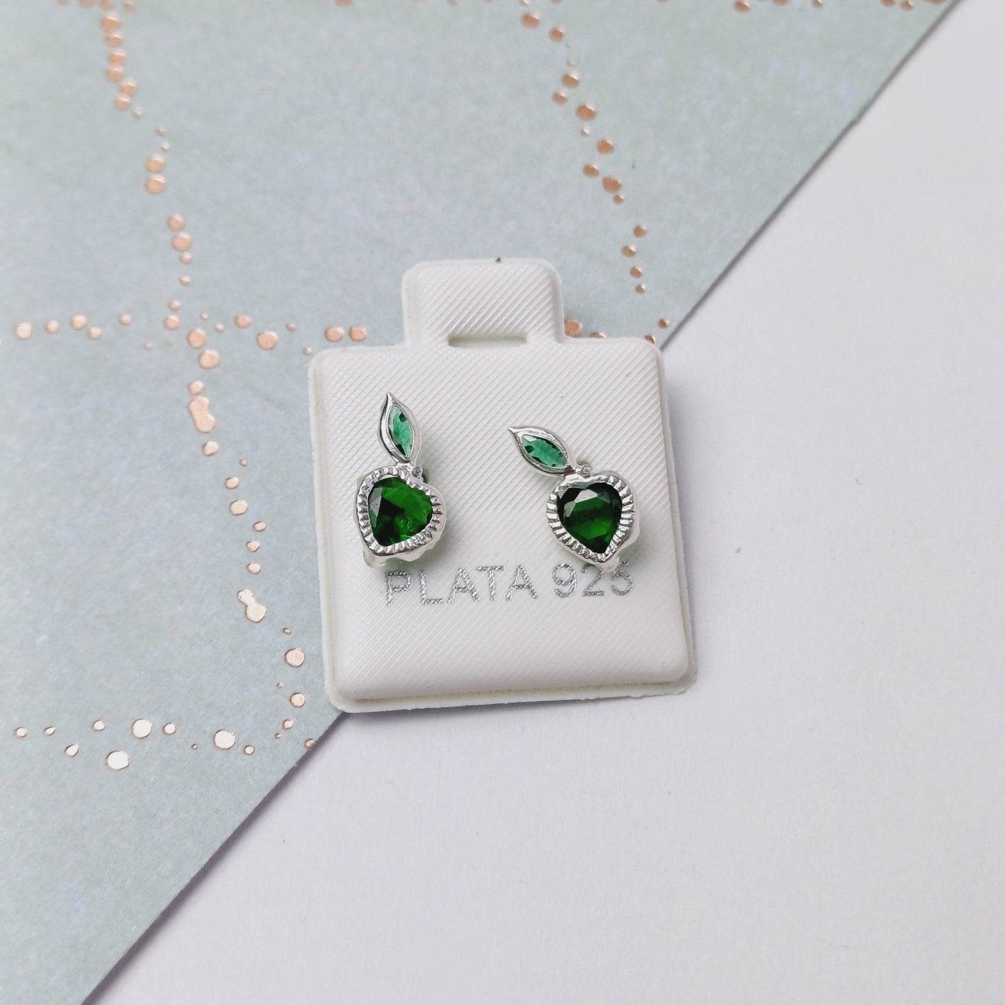 P1011_39 - aretes de broquel de corazón zirconia verde esmeralda.