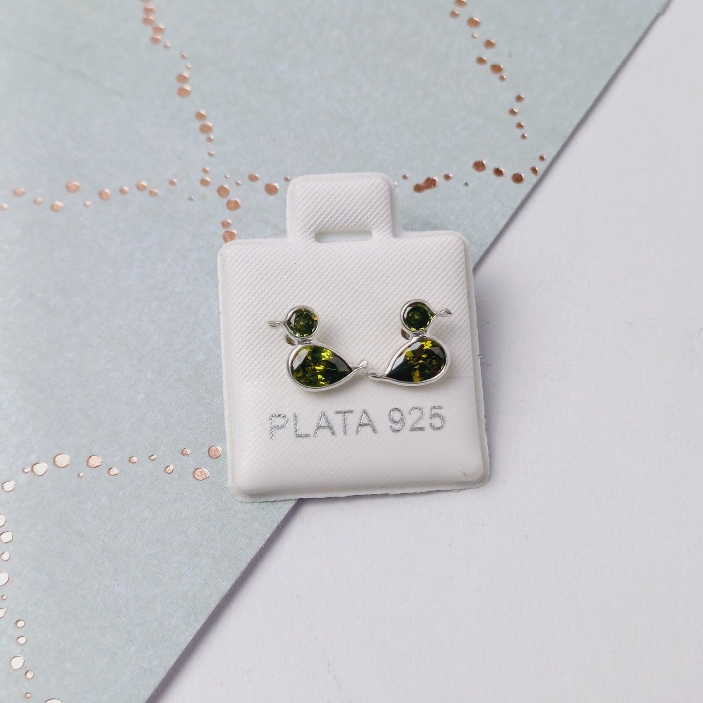 P1098_74  - aretes de broquel de pato con zirconia verde musgo.