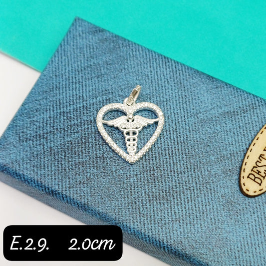 Dije de corazón de medicina