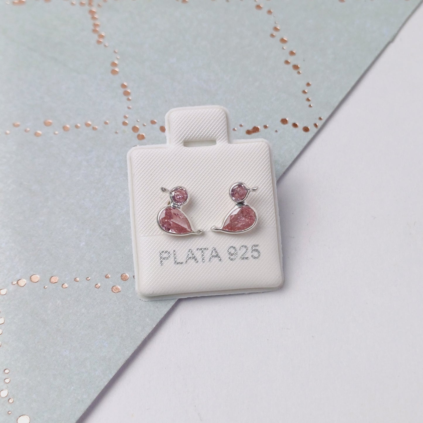 P1098_74  - aretes de broquel de pato con zirconia rosada.